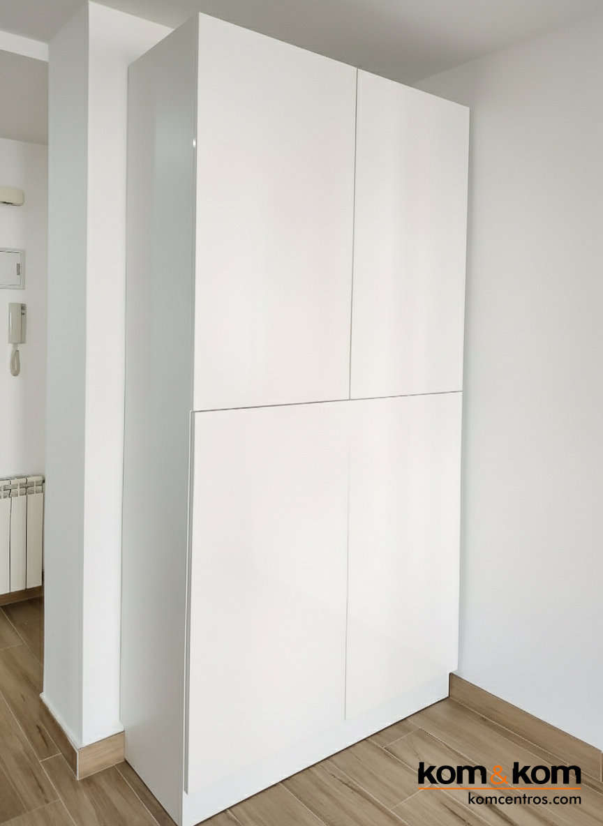 Armario a medida sin tiradores con apertura push integrado en pared de cocina abierta